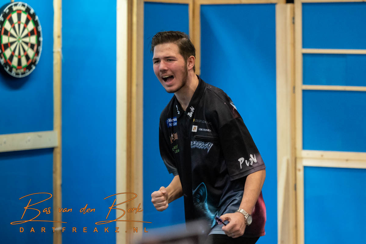 2022-12-11 ASSEN, NETHERLANDS- DECEMBER 11: Youth Dartsplayer playing at the WDF World Championships Lakeside qualifier 2022 on December 11 2022 in Hotel de Bonte wever, Netherlands (Photo by Bas van den Berk/Orange Pictures)