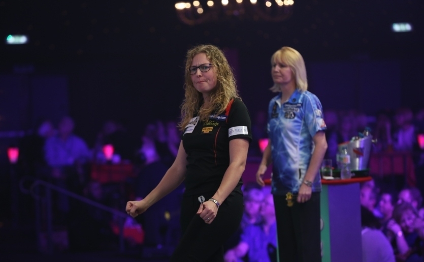 Aileen de Graaf naar halve finale Nederlandse Darts Bond